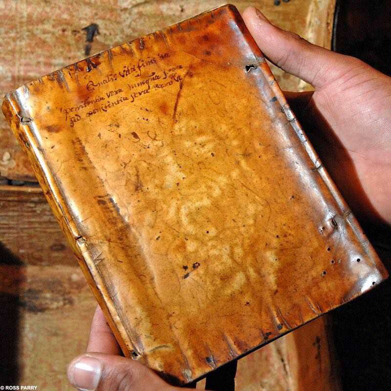 در کتابخانه دانشگاه هاروارد، چهار کتاب قدیمی  مربوط به قرن ١٧ ميلادي وجود دارد که جلد آنها از پوست انسان ساخته شده است...!